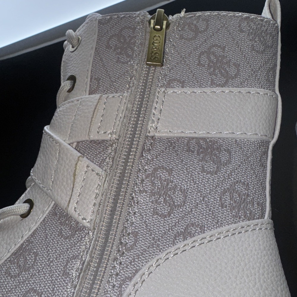 GUESS Women's Orana Combat Boo Ivory Logo Size 9M - Picture 12 of 14